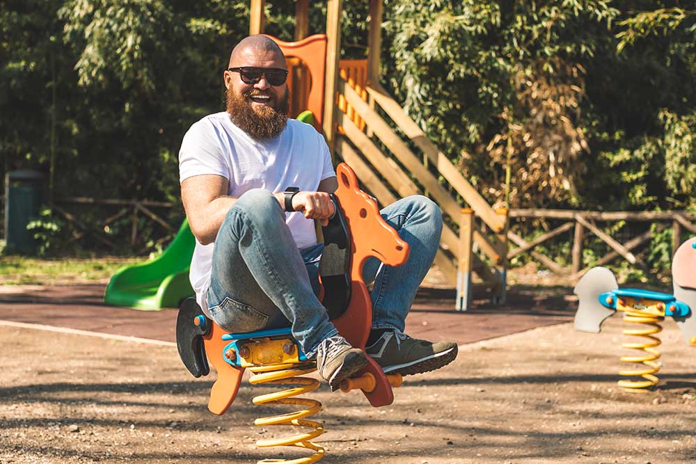 menergy-norge-mann-leker-på-lekeplass-med-energi.jpg